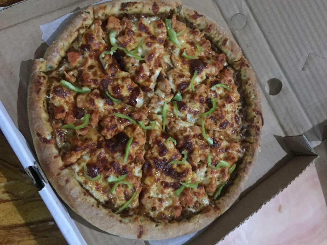 hajjii__a's tweet photo. Late Night post
Hot Chicken BBQ pizza in thick crust
#pizzapallazo #chickenbbqpizza https://t.co/0sc7gqm0rl