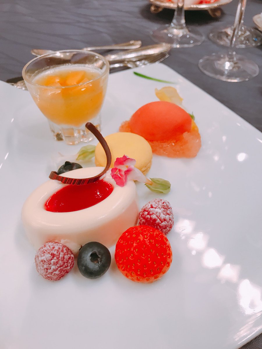 aika_aihana's tweet photo. 昨日は友人の結婚式に参列してきました♪幸せたくさんもらった♡ #happyweding #式場の写真撮り忘れた #伊勢海老 #フォアグラ #牛フィレ #食い意地人一倍 #結婚おめでとう‼︎ https://t.co/8ndQDlw4Eb