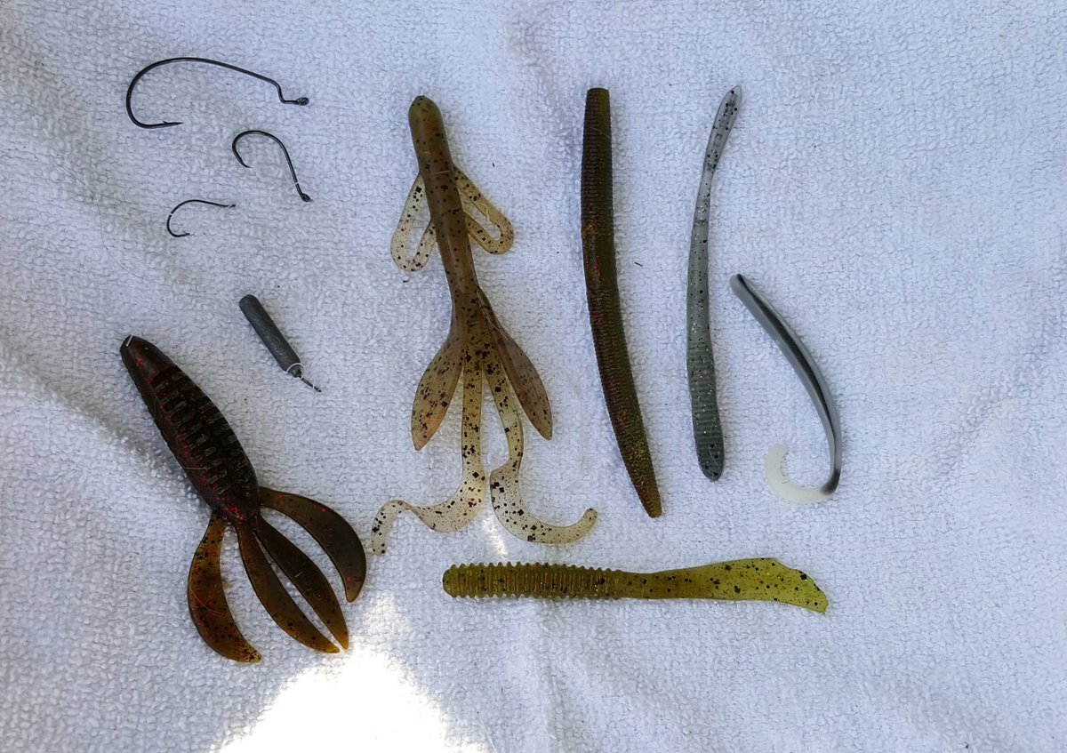 JaiW4Women's tweet photo. Always clean up my swim spots for fear of dogs getting hurt, and kids who play here. Last two days findings & clean up. #packour #reuse https://t.co/PyxGAET5z6