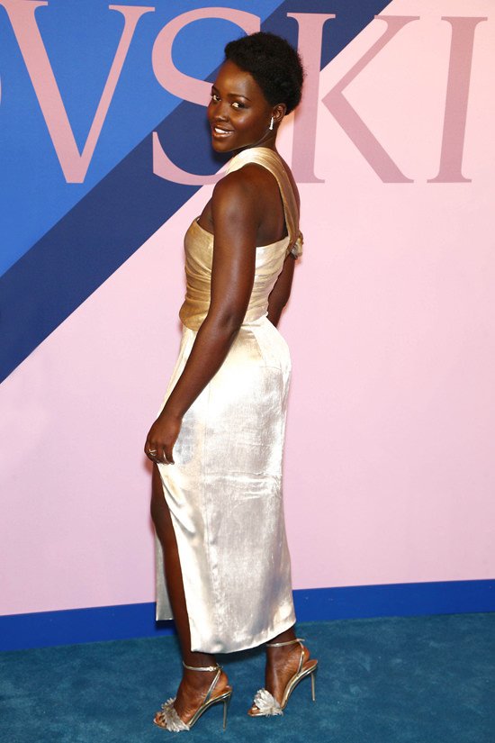 MyCOLOURES's tweet photo. Lupita Nyong'o in Jason Wu https://t.co/lFTRhCio09