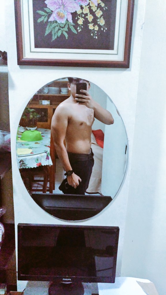 LesterMillare's tweet photo. Selfie bago matulog hahaha https://t.co/zhBVBBo9cD