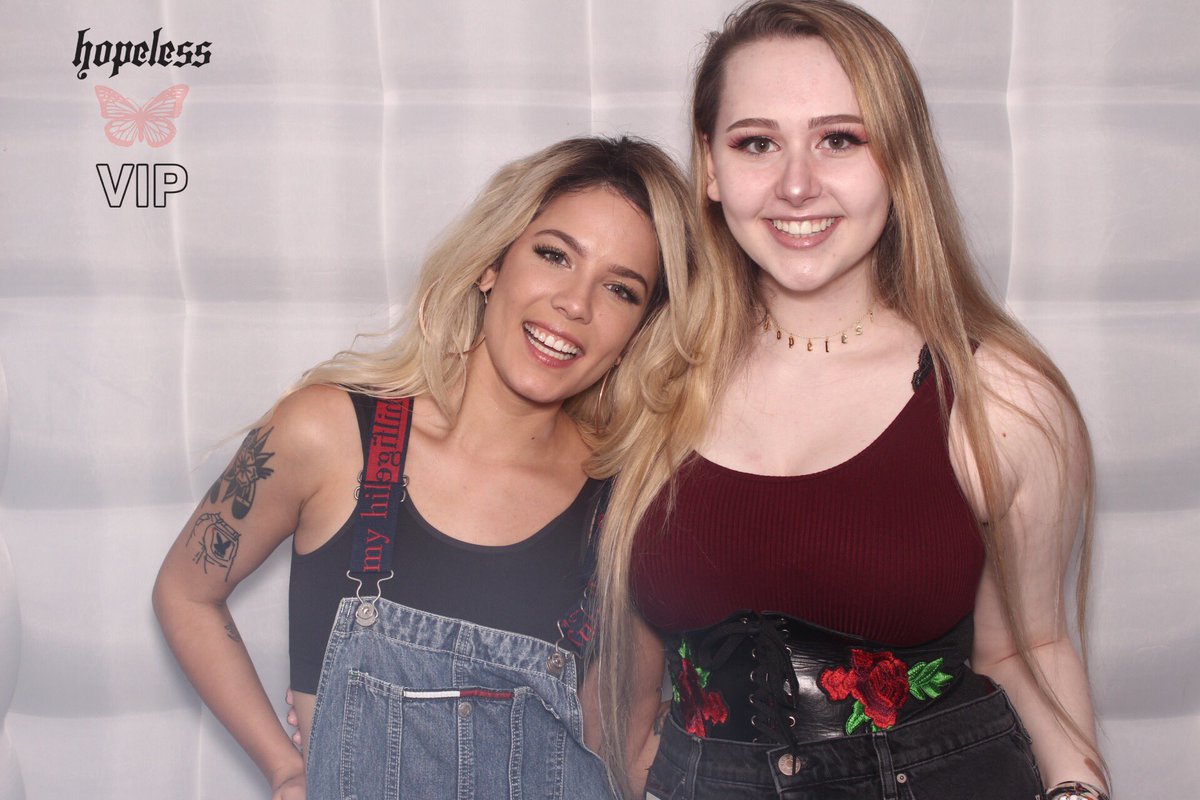 mylvrmyliar's tweet photo. it took a few years but i finally got to meet the person i love the most, thank you so much @halsey https://t.co/jWkWbmgXkE