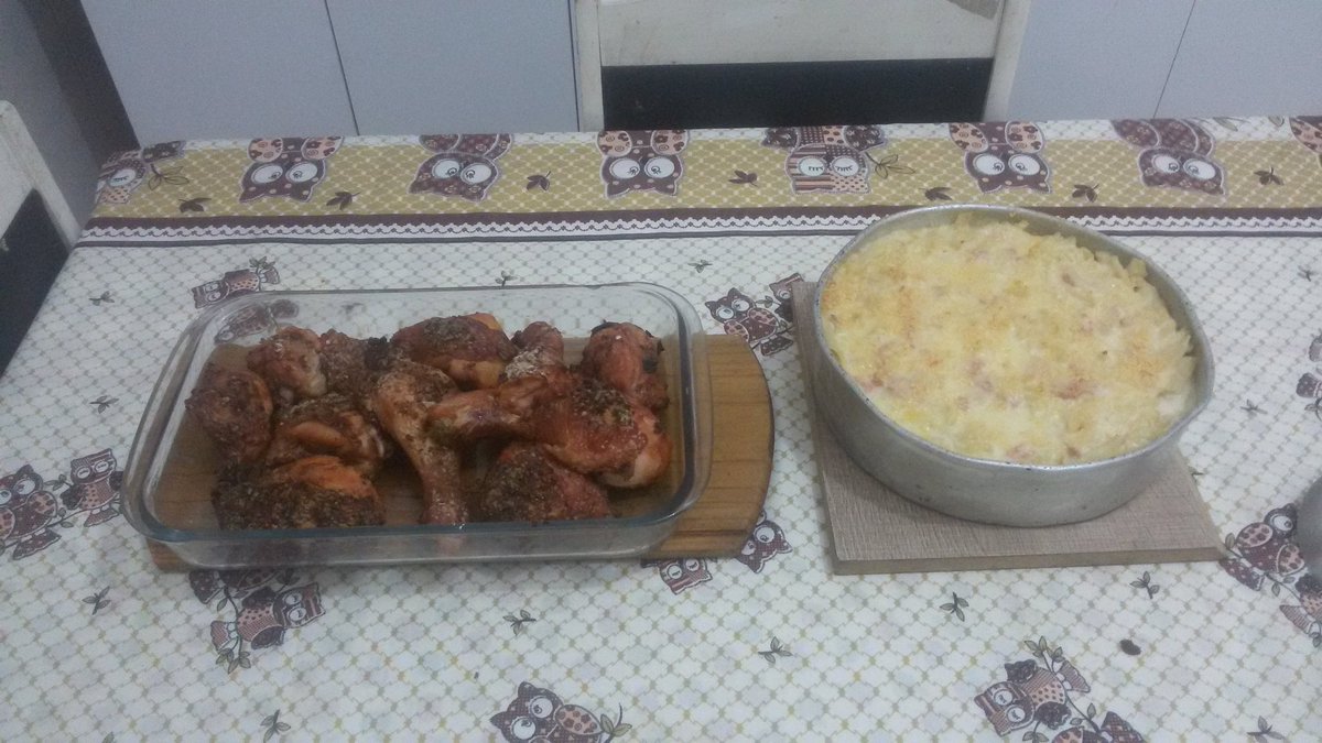 Pri60955638's tweet photo. Será que ficou bom?? Macarrão ao molho branco e frango assado vamos provar e verificar
. https://t.co/IJgWrVkf4h