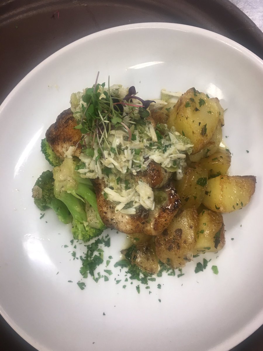 PaniniPete's tweet photo. Trigger fish with Blue Crab &amp; roasted potatoes! #sunsetpointe #get2thepointe #gulfseafood #alabamaseafood https://t.co/avzD21rbh6
