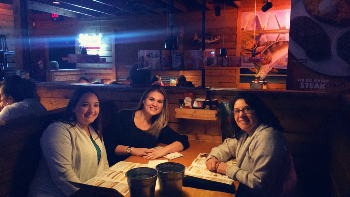 AmberRecruits's tweet photo. #teamdinner before the work week starts. #indy #ineedajacket https://t.co/QF9w711sq9