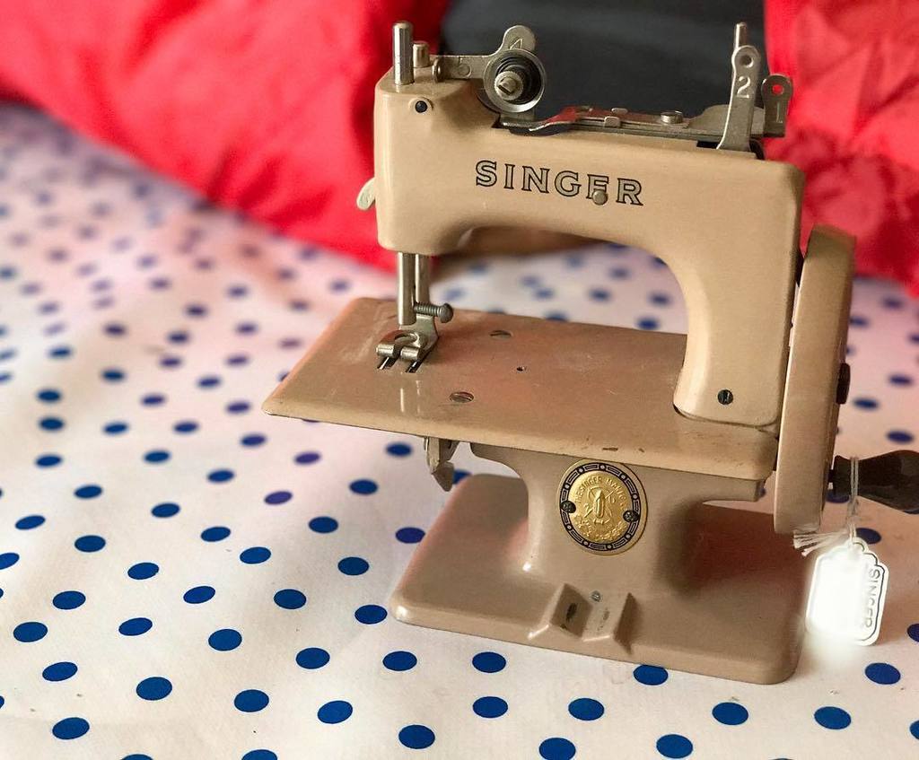 DahlingDaughter's tweet photo. This little beauty followed us home from #PIQF #quiltfest (She’s a Singer Model 20) https://t.co/ZuBtRplr6n https://t.co/YcKFmoFHsP