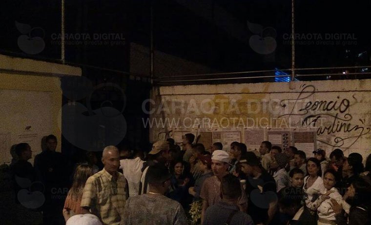 CaraotaDigital's tweet photo. Denuncian que electores de colegio en #ElPaso en #LosTeques no han logrado ejercer su derecho al sufragio desde las 2.00pm https://t.co/EIynHvTo9Q