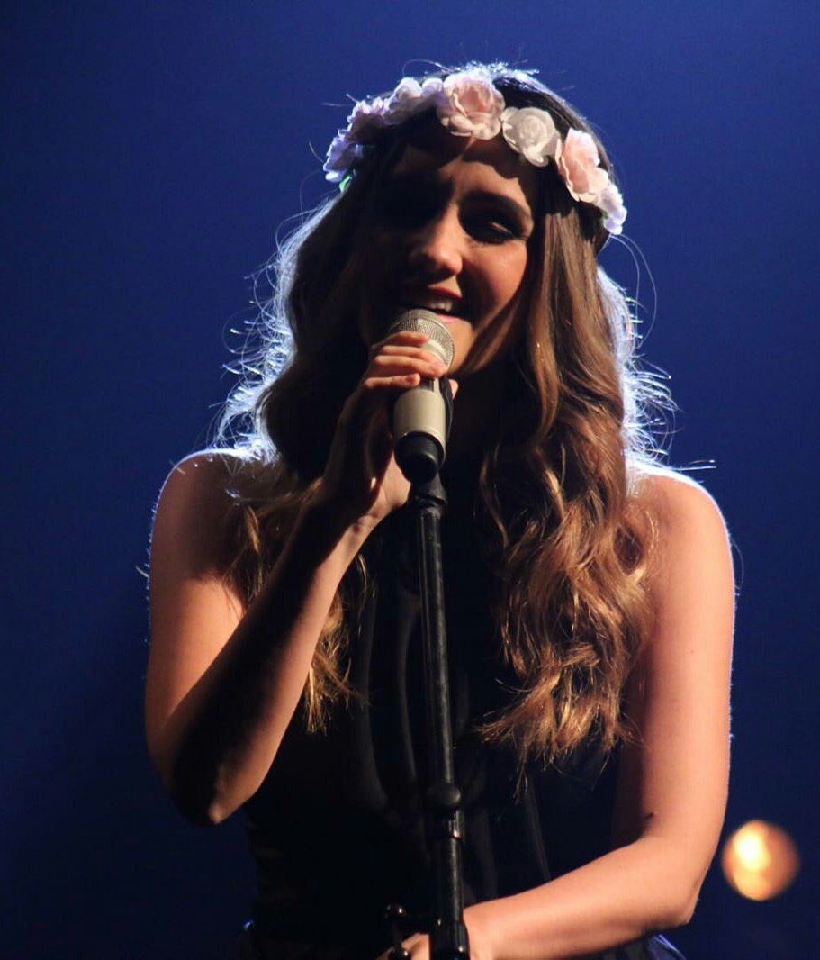 En tus brazos se va la soledad,tu voz enciende la oscuridad,aunque todo cambie nuestro amor siempre regresa🎶🎵 #Borronycuentanueva 20/oct ❤️😀