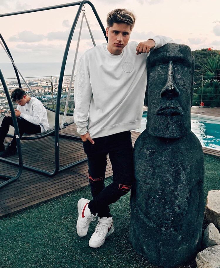 EMILIO ROCKIN THE "RED PATCH" JEANS💯