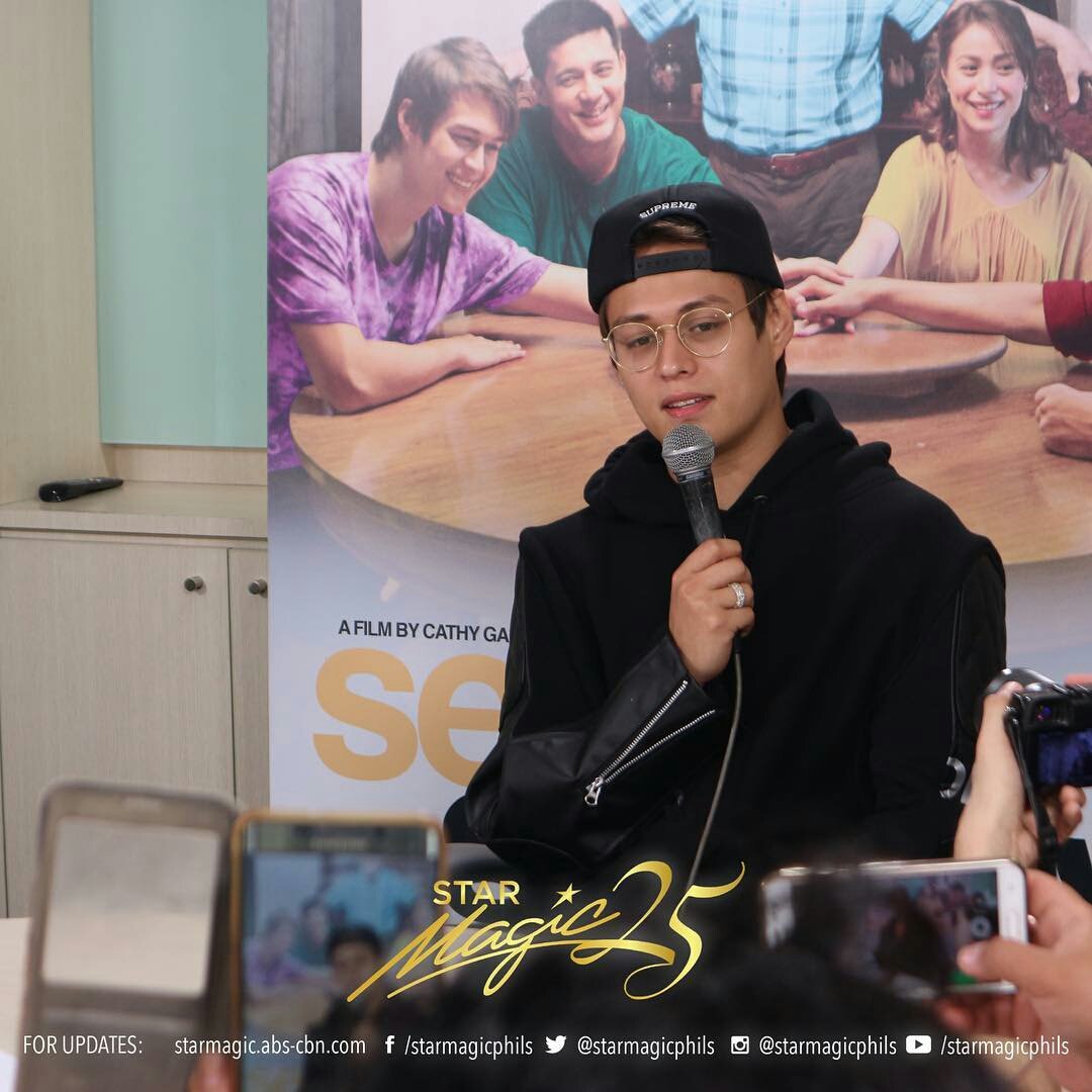 QuenLandiaOFC's tweet photo. Enrique Gil during the Blogcon #SevenSundays @itsenriquegil 

#SevenSundaysBlogcon https://t.co/ChG0KL7rMR