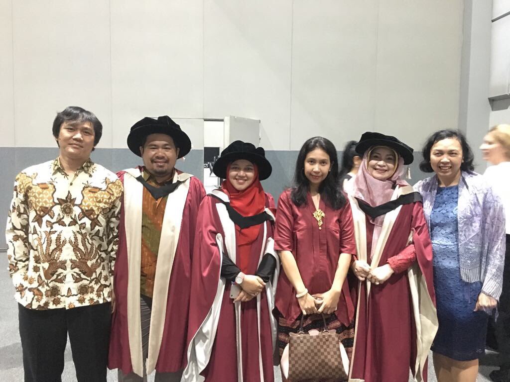 INAinDarwin's tweet photo. @aosny2011 @CDUni @tlitaay @CDUni_VC @ankns112 @rikannya Congratulations to Indonesia’s latest @CDUni PhDs: Dr Rahmat, Dr Meika &amp; Dr Ratih cc @CDUni_VC @cdu_ni

Looking forward to Dr @aosny2011 https://t.co/X7safyVVUn