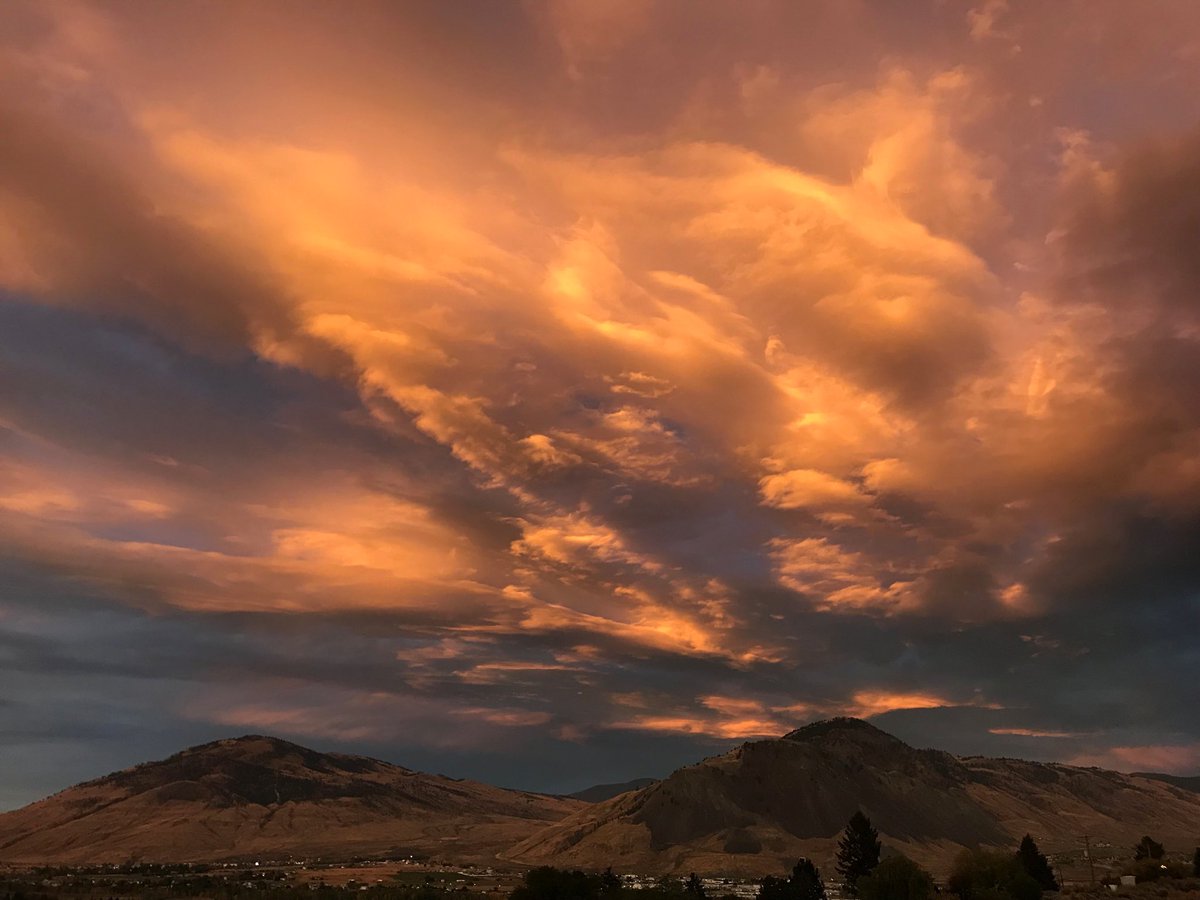 AlanShaver's tweet photo. Just when you thought the gloomy days of winter were starting to set in a spectacular sunset over Mounts Peter and Paul https://t.co/fuVEFtCDdT