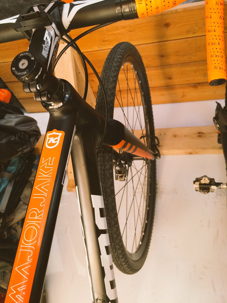 Nice way to end race day = hanging up the already clean bike, which then = faster lap to the 🍻 fridge recovery handup <a href="/konaworld/">Konaworld</a> <a href="/mfgcross/">MFG Cyclocross</a>