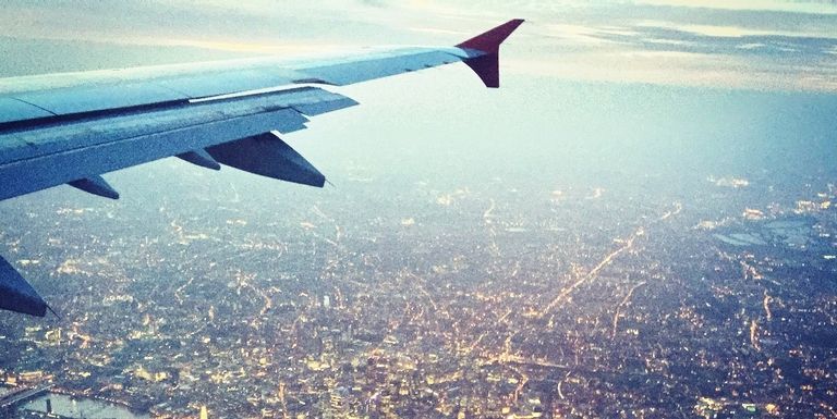 imeyouIO's tweet photo. Incredible view out of the cockpit, a video of plane dips under the clouds to reveal the mountains below https://t.co/RVSvm2G3ND #Travel https://t.co/Z1QyrctcrO