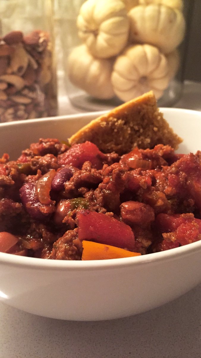__marissajoy__'s tweet image. Perfect for a rainy, fall night.🍂 Used Kentucky Bourbon Ale &amp;amp; a little maple syrup for 2 fun ingredients. 
#chiliandcornbread
#fallnight