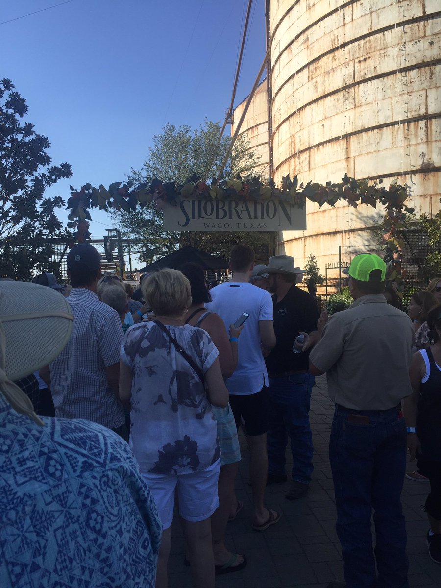 RachelRamunoz's tweet photo. @magnolia @joannagaines @ChipGaines #loveshopping at #theMagnoliaMarket https://t.co/GQfnd5XGQw