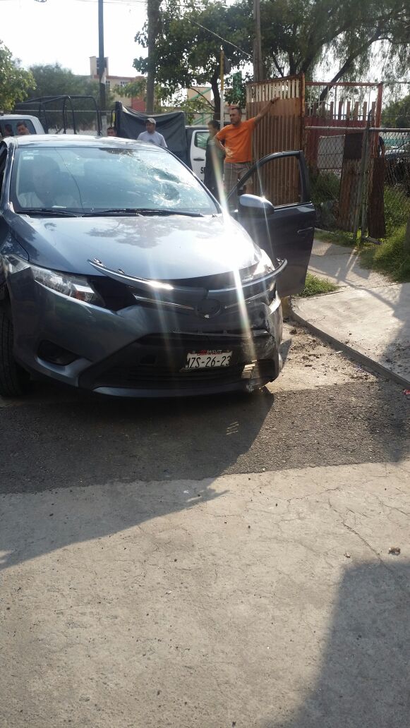 Por la tarde en Jardines de Morelos, Ecatepec conductor de Uber se impacta al intentar escapar de asalto, hubo detonaciones, la libró.