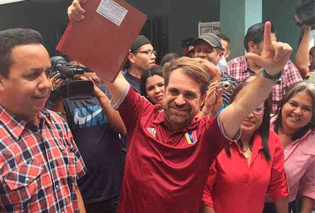 AmeliachPSUV's tweet photo. Felicitaciones a @rafaellacava10 y a todo el pueblo chavista ganamos Carabobo y 17 gobernaciones más  PSUV ganó el 77% de las gobernaciones https://t.co/oxxhgTLD9y