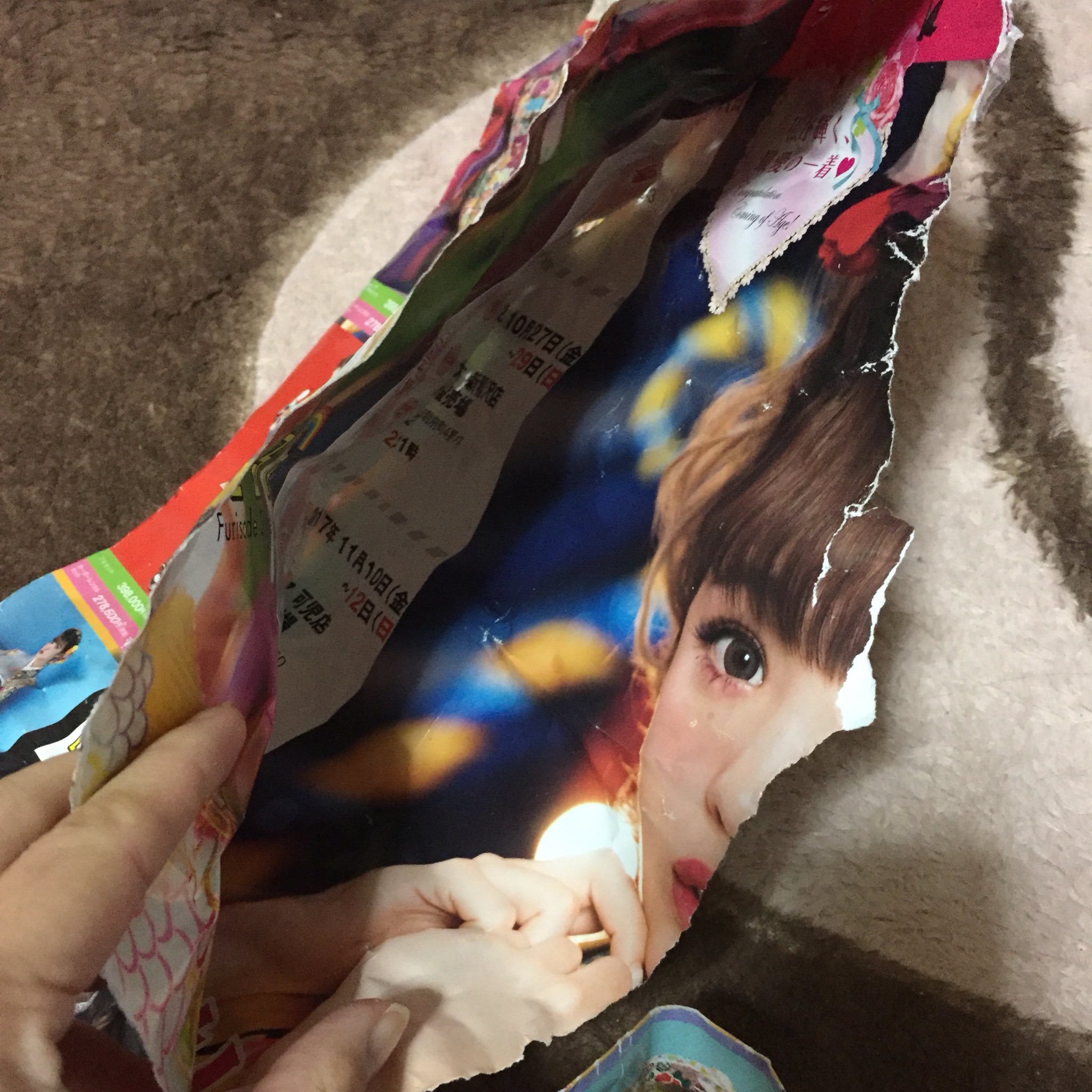 のここ 待って メルカリ怖い 取引で初めて怖いと思った まさかこんなペラペラな広告で梱包されてくるなんて思わないやん 缶バッジ とかじゃなく シリコンのスマホカバーだからまだ破損とかなくて良かったけど 茶封筒買おうとか思わなかったのかな せめて
