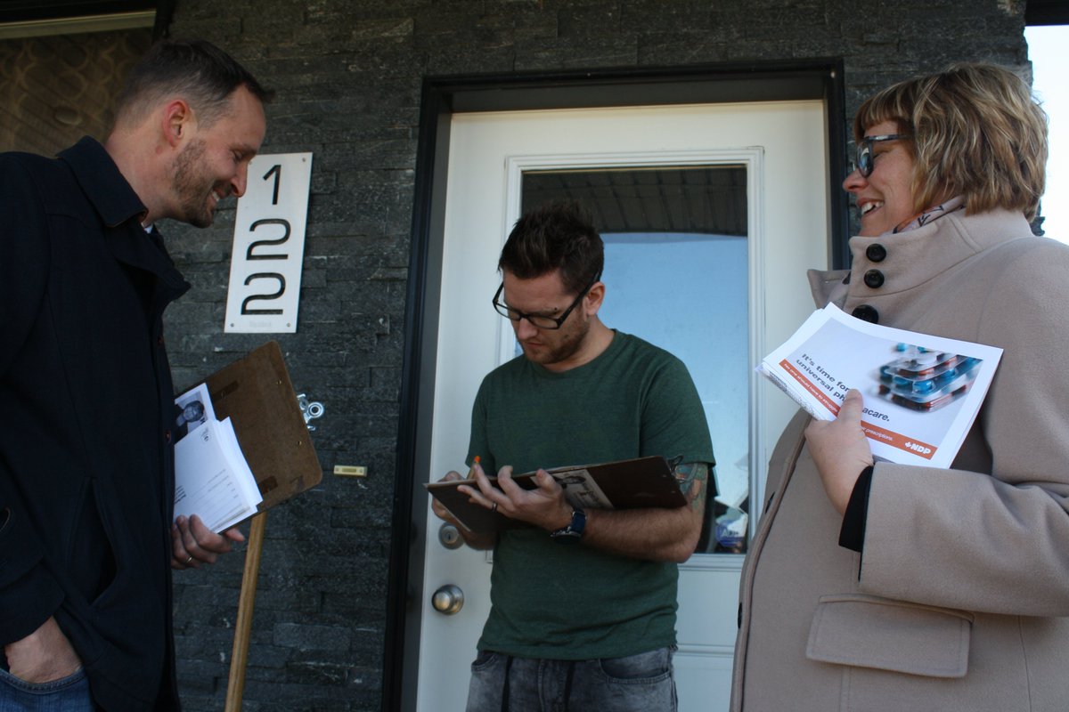 ryanmeili's tweet photo. Lots of support in #yxe for #pharmacare w @sherirbenson & friends canvas. Sign here to join the call: https://t.co/XY547fKpFu #cdnhealth https://t.co/SMUKdPumr6