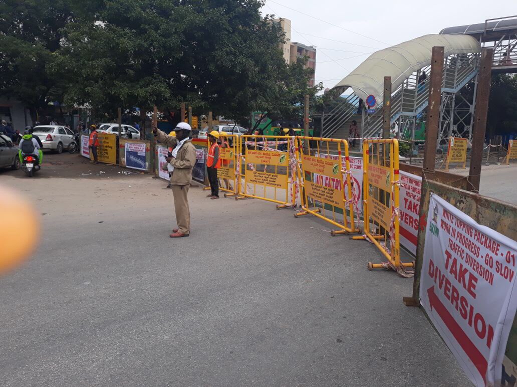 bwaditrafficps's tweet photo. White topping work on Kalynagara Orr, traffic diverted to service road, slow movt Trf  from Nagavara twds klyngra orr @blrcitytraffic https://t.co/AfdVu7gDYI