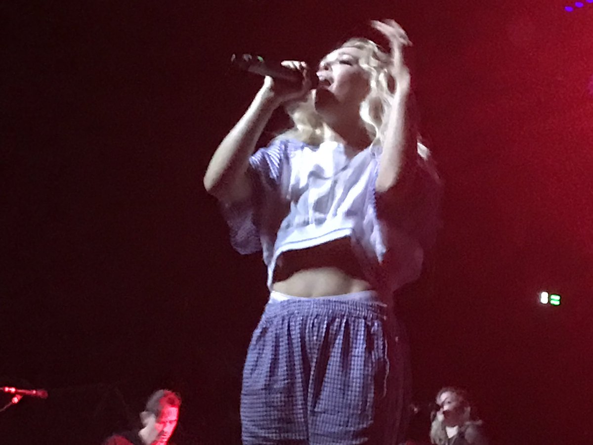 ItsDanielleT's tweet photo. .@RachelPlatten always knows how to put on a show! What an inspiring night! Thank you @billboard! Those songs off #WAVES 🔥🌊#FordFrontRow https://t.co/uBcYky0fMW