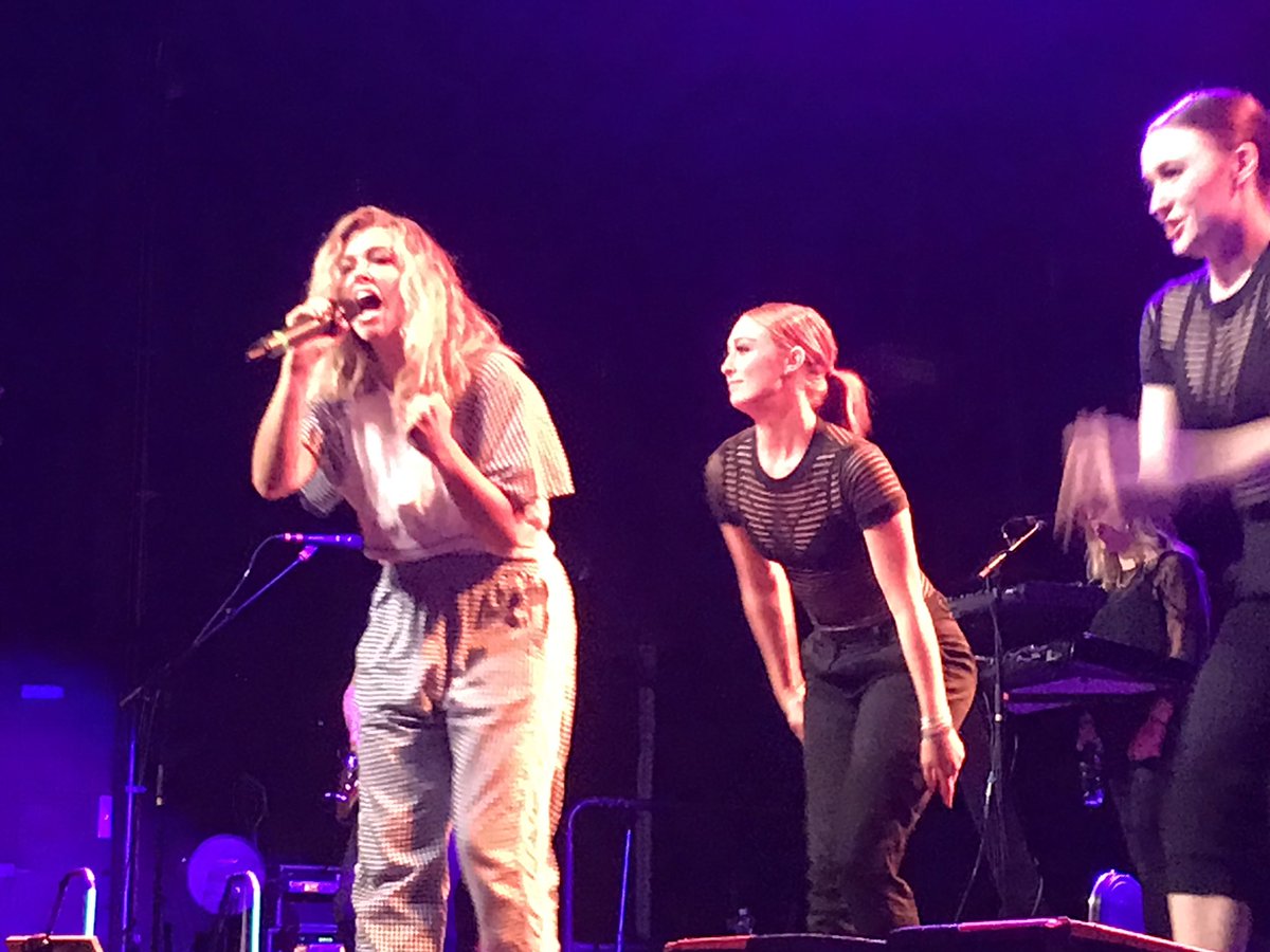 ItsDanielleT's tweet photo. .@RachelPlatten always knows how to put on a show! What an inspiring night! Thank you @billboard! Those songs off #WAVES 🔥🌊#FordFrontRow https://t.co/uBcYky0fMW