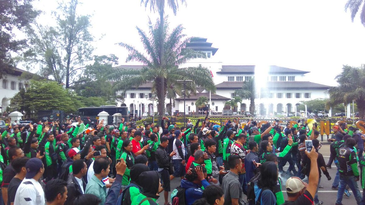 PRFMnews's tweet photo. PRFM: Ribuan driver online gelar aksi damai di Gesat. Aksi ini diikuti driver online yg trgbung dlm Gerakan Bersama (Geram) Online Bdg Raya. https://t.co/us3iM8PIvL