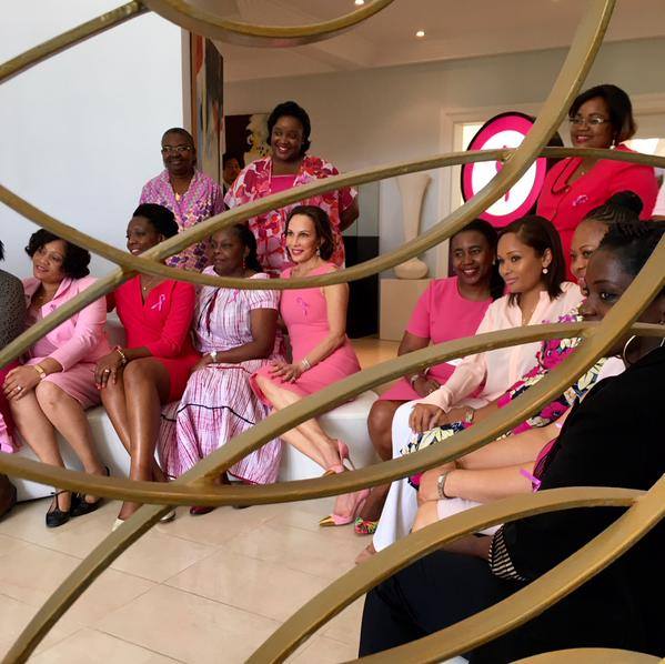 Mon #OctobreRose
On ne répétera jamais assez plus un #cancer est détecté tôt, mieux il guérit.
Parlez-en aux #femmes que vous aimez.
#Gabon