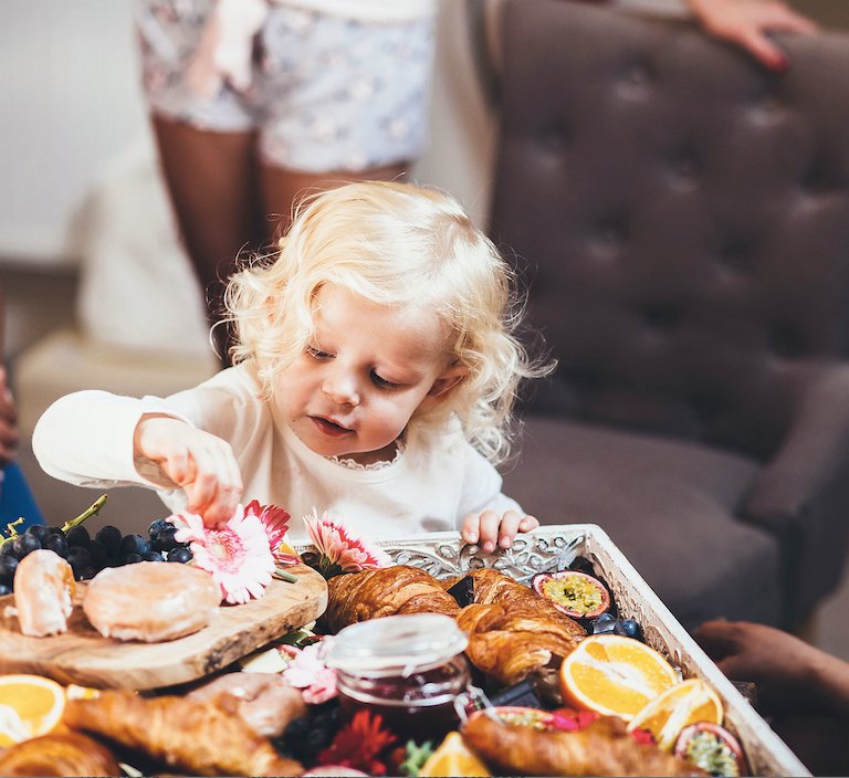 Amazing_Graze_'s tweet photo. We can't get enough of this little cutie enjoying our Breakfast Club grazing board before her flower girl duties at her aunties wedding #weddinginspo #breakfast #catering #events #grazingboard #platter #amazinggraze #flowergirl #wedding #berkshire #millbrigdecourt https://t.co/X0sYnDPnRC