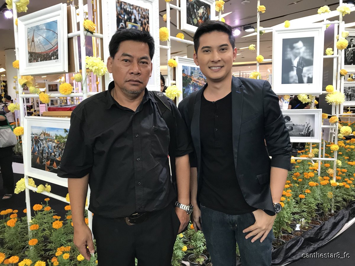 หลังจัดรายการเสร็จ แคน <a href="/CanAtirut/">CanAtirut</a> ก็มาชมนิทรรศการ #นิรันดร์ในดวงใจ พร้อม คุณนคเรศ ธีระคำศรี instagram.com/p/BaTZYl3nb13/
 #365วัน365ภาพคิดถึงพ่อ