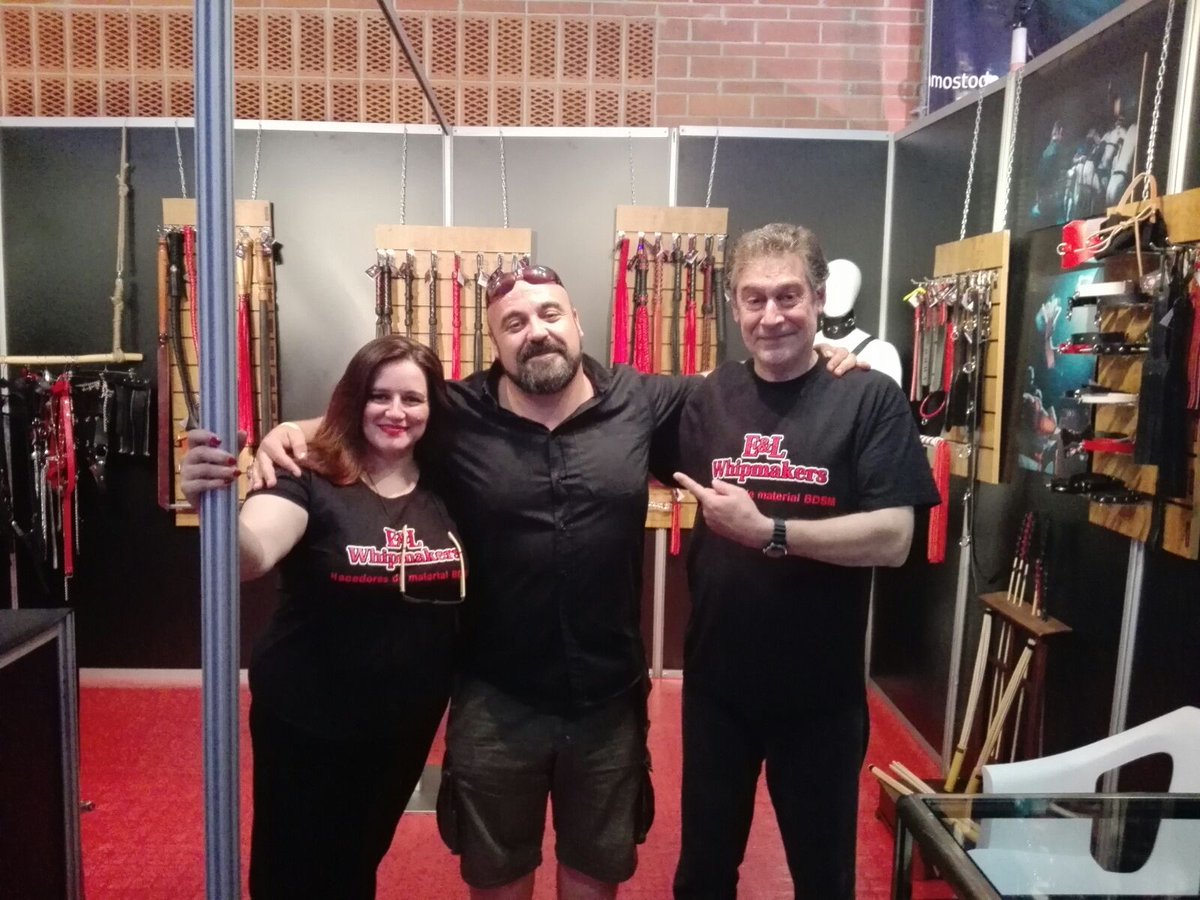 EyLWhipmakers's tweet photo. Fue muy grato reencontrarse con nuestro compañero y amigo @dsd_barcelona en @SALONEROTICOBCN un abrazo y hasta pronto. https://t.co/tpZIJmR7cW