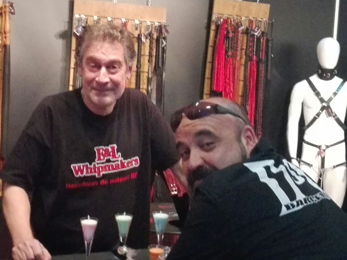 EyLWhipmakers's tweet photo. Fue muy grato reencontrarse con nuestro compañero y amigo @dsd_barcelona en @SALONEROTICOBCN un abrazo y hasta pronto. https://t.co/tpZIJmR7cW