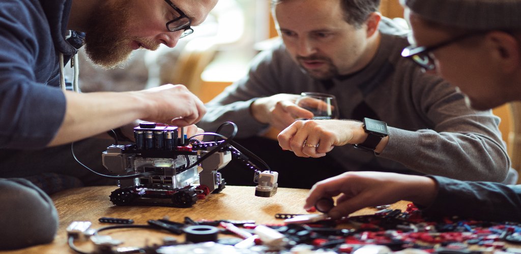 TalentedFi's tweet photo. What happens when you bring together top Software Developers and Designers, AI &amp; LEGO robots? #coding https://t.co/yVrpOOlt8W https://t.co/rPugHCoktT