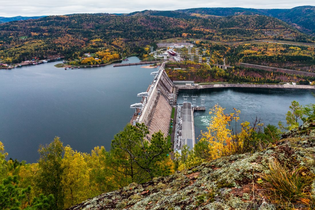 Seks avtomobil qiz Dengiz boyida ulkan kokrakli modelning yalangoch fotosuratlari