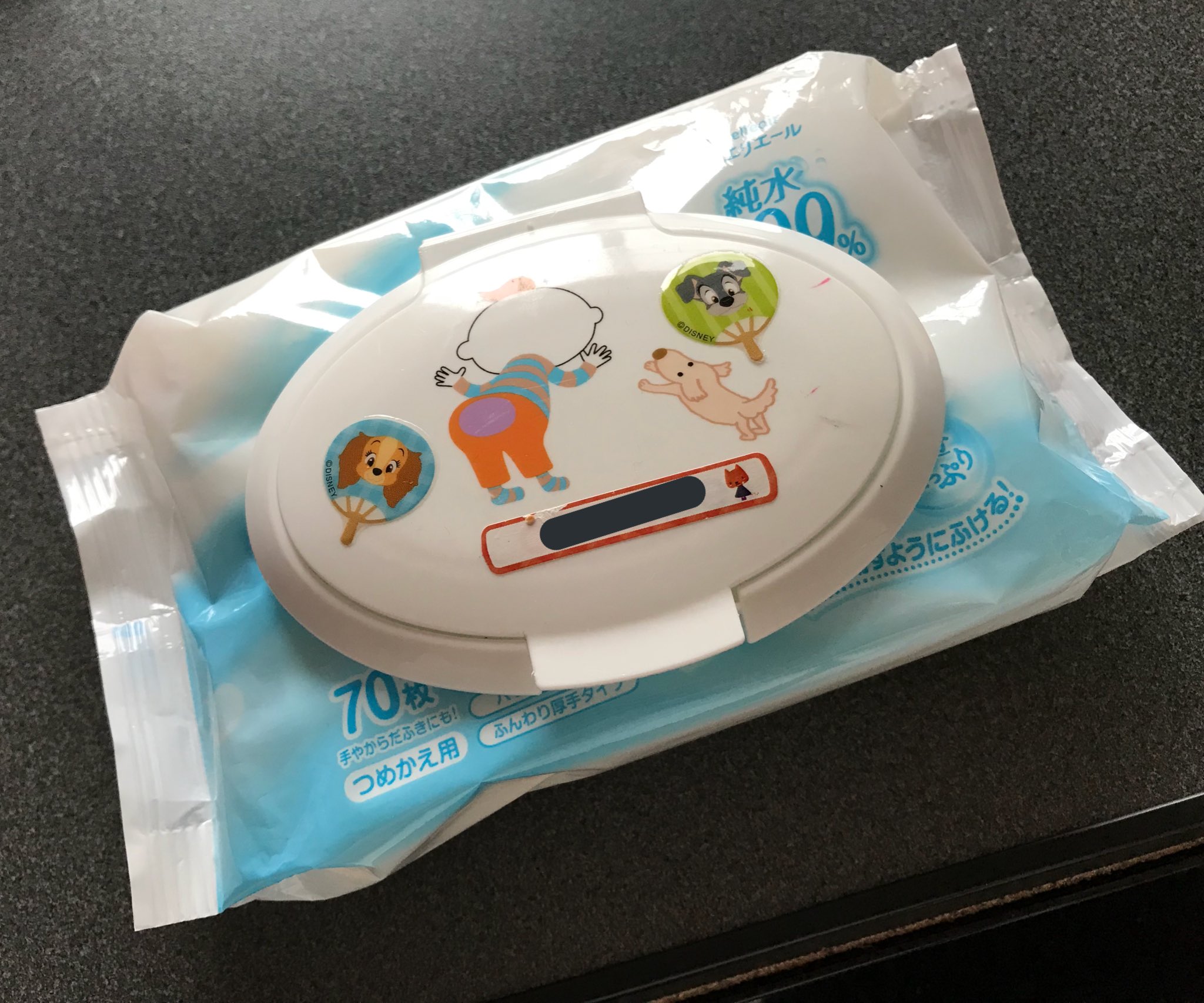 ひさ子 1 おしりふきのフタ 買わなきゃなーと思ってたら生協でもらったので 笑 でもなんか可愛くしたいなーと思って捨てようとしてたディズニーのシールとたべっこどうぶつのお名前シール貼った 手口拭きも同じの使ってたけど壊れてしまったので今は西松屋