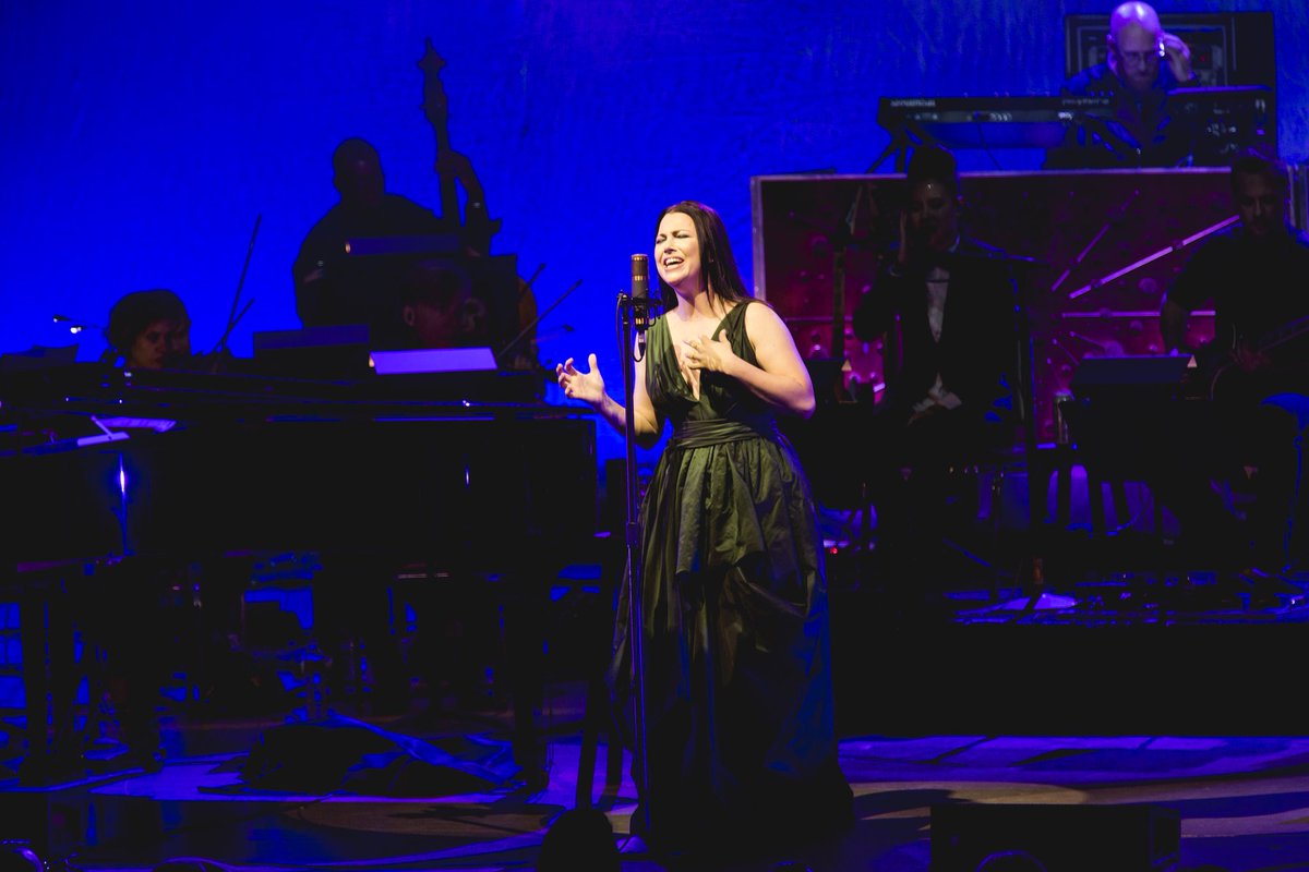 Greek_Theatre's tweet photo. These wounds won't seem to heal, this pain is just too real - @evanescence #evanescence #amylee 📸 @MShiersPhoto https://t.co/IzLjOTpXKa