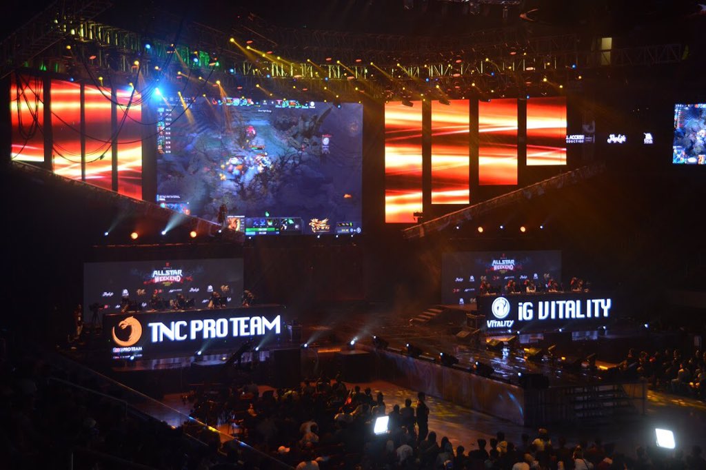 MaryWednesday_'s tweet photo. quick shots from last night. lowerbox view. #Dota2AllStarWeekend https://t.co/6jkjlxmRux