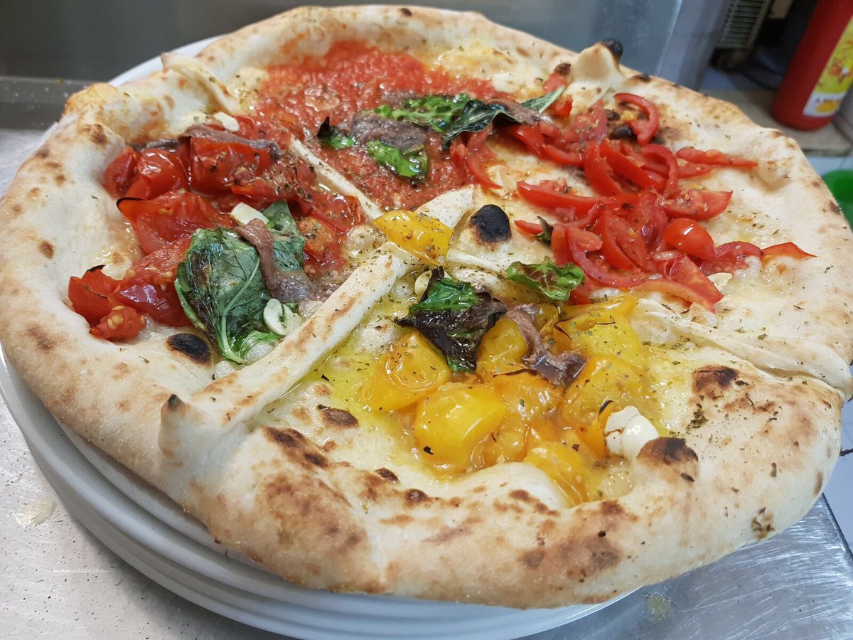 FlliVuolo's tweet photo. La felicità intesa in varie forme ❤️ #PizzaMood#fratelliVuolo#pizzafood#4pomodori#napoli https://t.co/efNnqdMBhI
