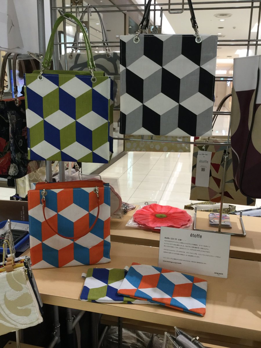 TOKYU_DEPT_ht's tweet image. １８日水まで、1階メイン通路に出店している＜エトフ＞のバッグ。実はロビンもお義母さんへのプレゼントに一つ購入しました(*'ω'*) コンパクトに折りたたむことができて、インポートのテキスタイルを使った生地がどれもかわいんです！ロビン  #エトフ #tokyu_dept