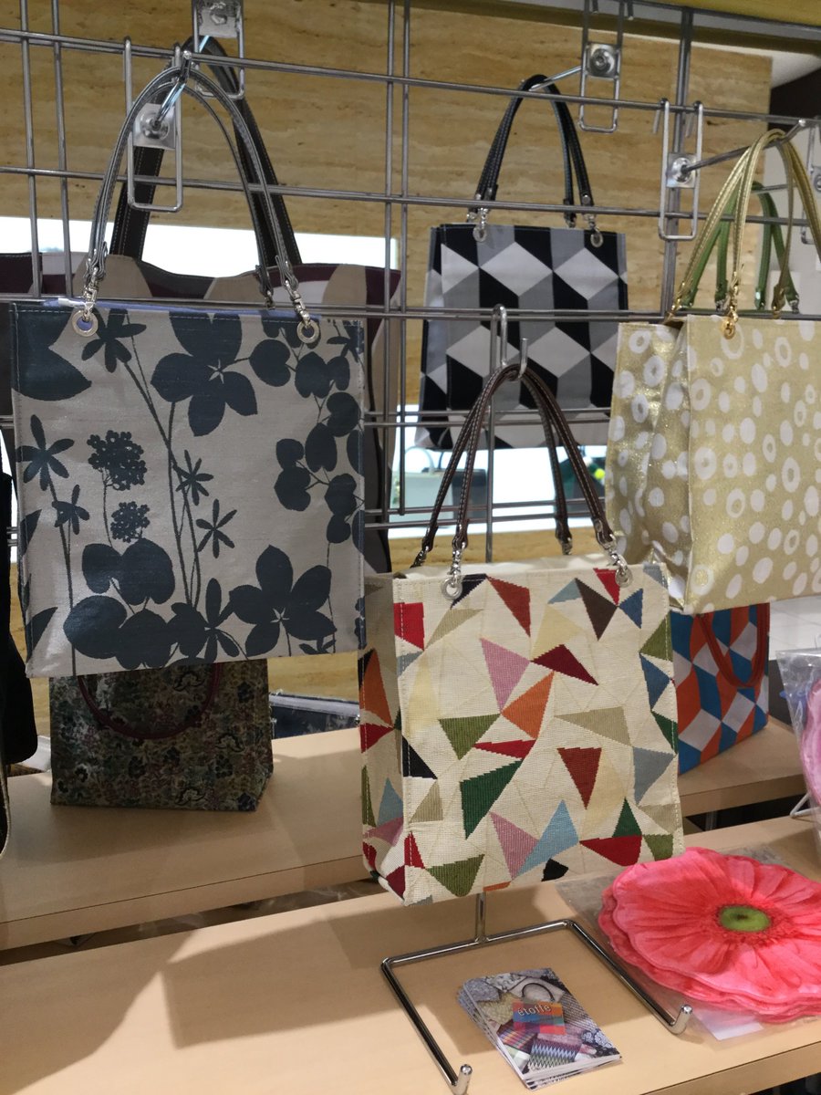 TOKYU_DEPT_ht's tweet image. １８日水まで、1階メイン通路に出店している＜エトフ＞のバッグ。実はロビンもお義母さんへのプレゼントに一つ購入しました(*'ω'*) コンパクトに折りたたむことができて、インポートのテキスタイルを使った生地がどれもかわいんです！ロビン  #エトフ #tokyu_dept