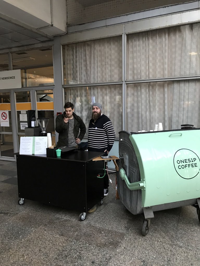 onesipcoffee's tweet photo. dnes jsme poprvé před @FnMotol s charitativní kávou. letos se tady objevíme celkem sedmkrát, podruhé hned ve čtvrtek. sledujte nás :) https://t.co/0ebvBz5omI