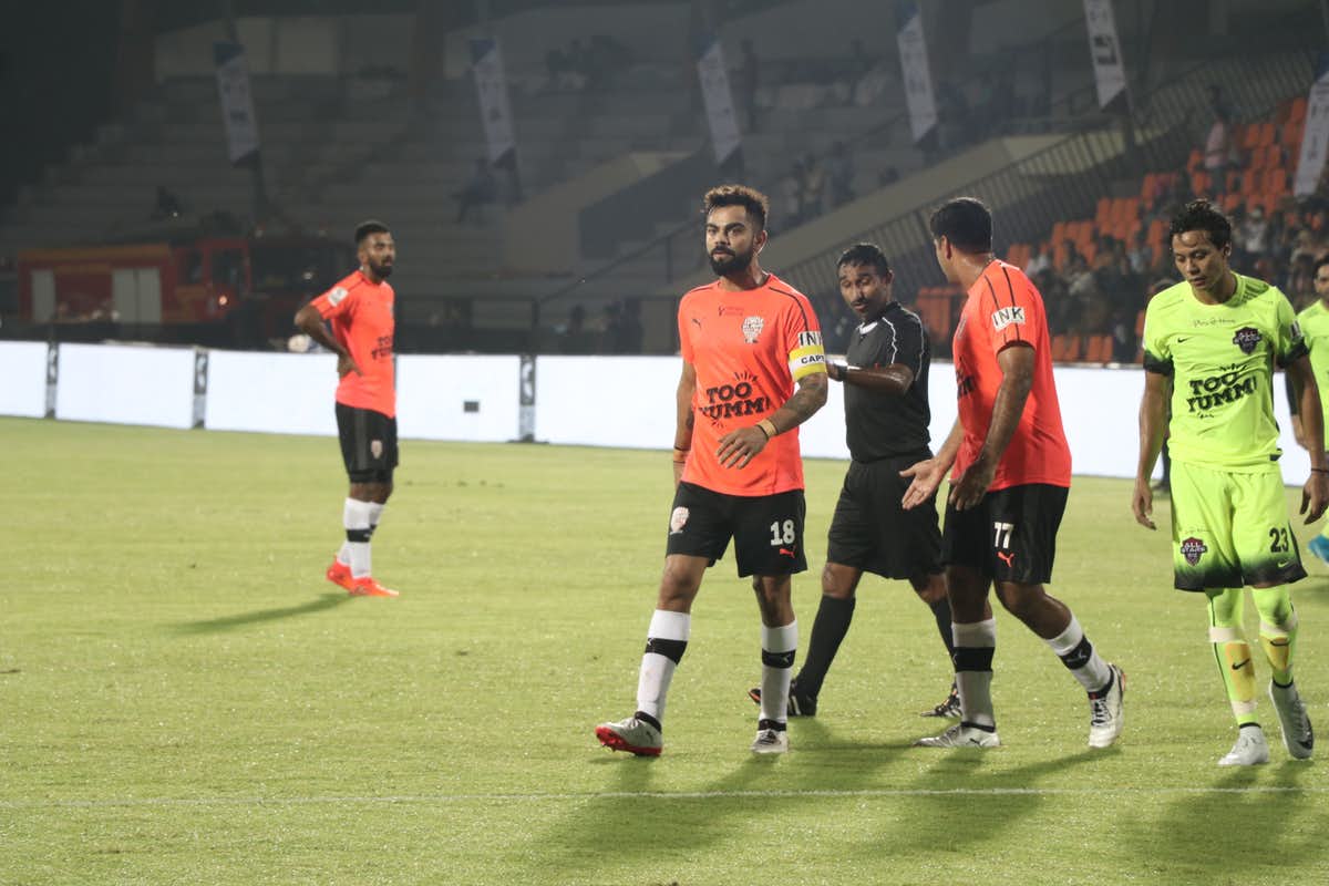 ViratGang's tweet photo. #ExclusivePic: Some serious moments during the #CelebrityClasico match!!! @imVkohli #AllHeartFC https://t.co/gJCW8OU2gq