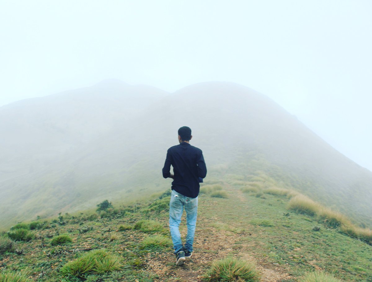 ZiddharthR's tweet photo. എന്തേലും ഒരു ട്വീറ്റ് ഇടണ്ടേ..😬😬
#meeshapulimala #munnar #trekking #Throwback https://t.co/yVhmyA4ral