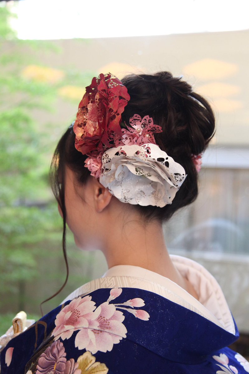カジタミキ No Twitter 結婚式の髪飾りを立体切り絵の花で制作しました お着物に合わせて牡丹と桜 かなりキラッキラ してます 和装始めてだったので楽しかったです 作り方は販売中の本に載ってます 従姉妹の結婚式です 末長く御幸せに