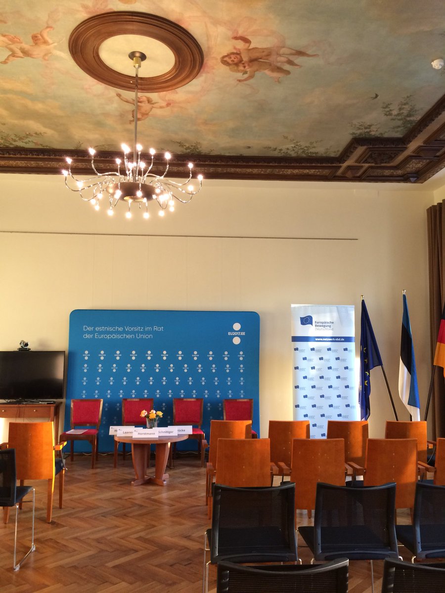 PraktischEBD's tweet photo. Zu Gast bei der wunderschönen estnischen Botschaft. Schlau machen zu #eEurope & #Digitalisierung mit @huettemann @BotschaftEstBer #Drücke https://t.co/KFkmUErBoX