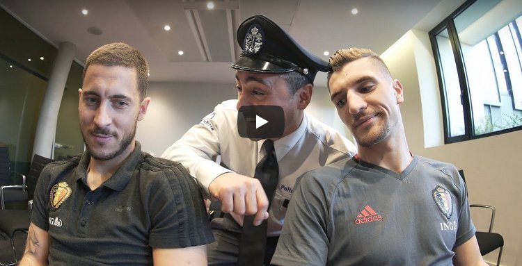 cinetelerevue's tweet photo. #VIDEO 🎥: @hazardeden10 et @ThomMills n’en peuvent plus du nouveau coach national... @PabloOfficiel aka l’agent Verhaegen !
👉🏽 https://t.co/X0j65nAc4Q https://t.co/RERZPifG22