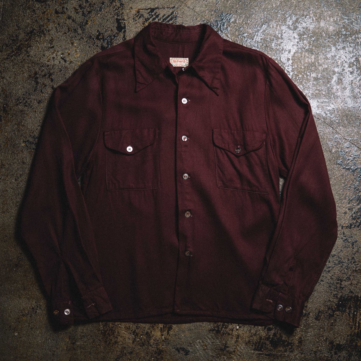 TAROCK_TOKYO's tweet photo. 【入荷商品】
1940's McGregor 筆記体タグ レーヨンシャツ ボルドー
¥13900+tax

40年代の細身でキレイなカタチ。
光沢感がありとても上品。
激レアアイテムです。 https://t.co/yQioPvMYIK