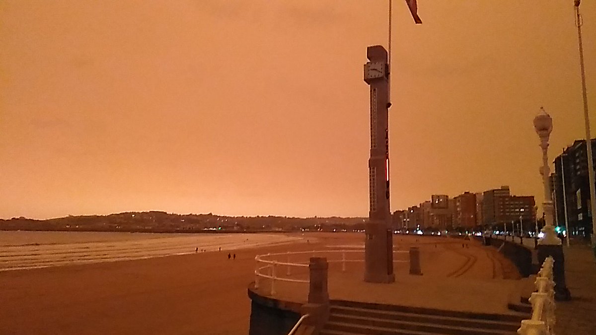 SofCastanon's tweet photo. Casi las 09.30 y no ha amanecido en Xixón. Humo, olor a quemado con tres focos cerca y todo el mundo preguntando qué ocurre. #ArdeAsturies https://t.co/Kj2f5vGWjv