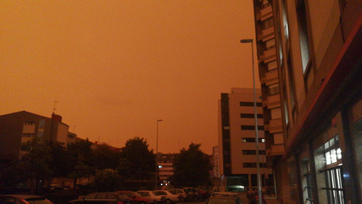 elcomerciodigit's tweet photo. 🔴 EN DIRECTO: En #Gijón aún no ha amanecido. Cielo naranja y 21 grados https://t.co/e88zsLKczg https://t.co/dUWPXNhTLj